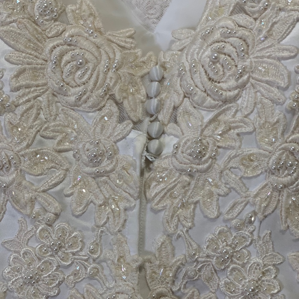Signature Cream White Lace Sleeveless A-Line Maxi Wedding Dress - Picture 7 of 9